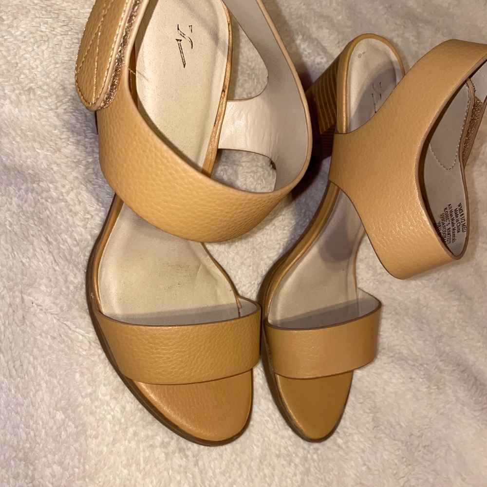 Vera Wang beige heels 👠